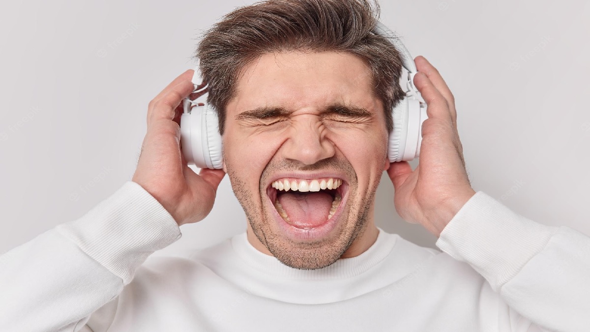 হেডফোনের উচ্চ শব্দের কারণে ১০০ কোটি মানুষ শ্রবণশক্তি হারানোর ঝুঁকিতে: গবেষণা