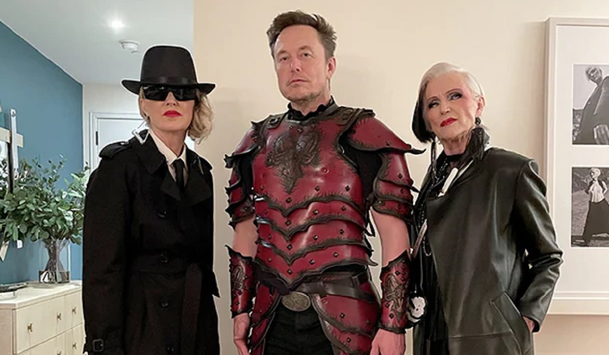 যুদ্ধের পোশাক পরে হ্যালোইন পার্টিতে হাজির ইলন মাস্ক