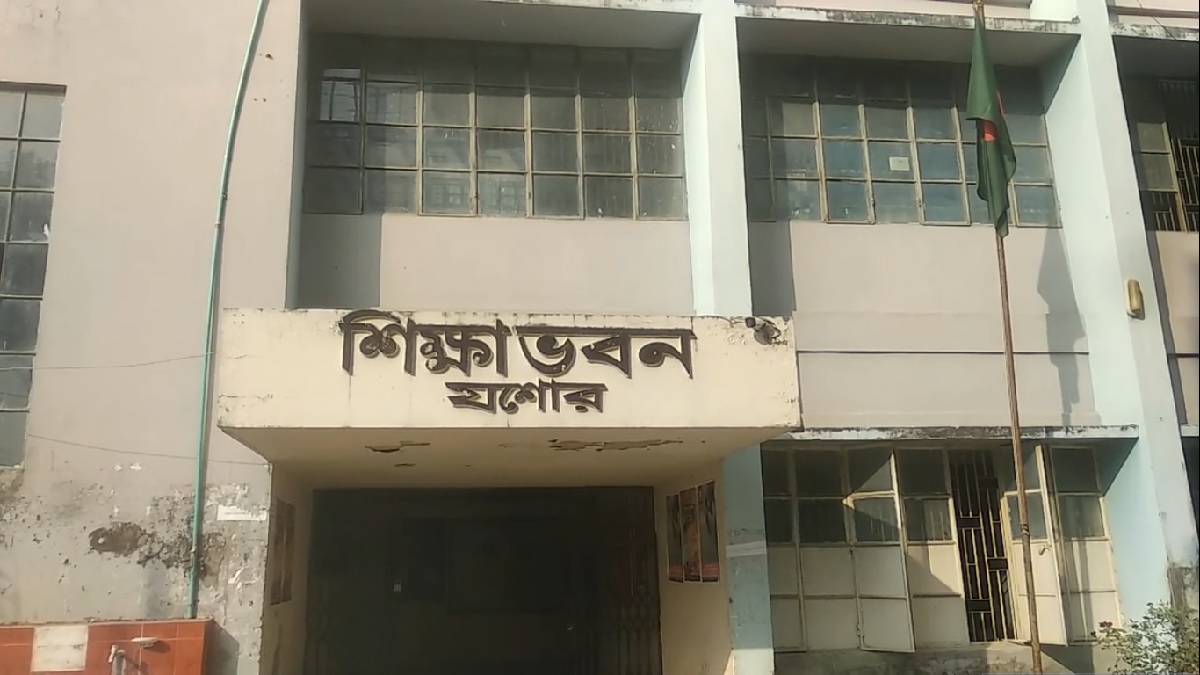 যশোরে থাপ্পড় মেরে ছাত্রীর কানের পর্দা ফাটানো সেই শিক্ষিকা বরখাস্ত হচ্ছেন