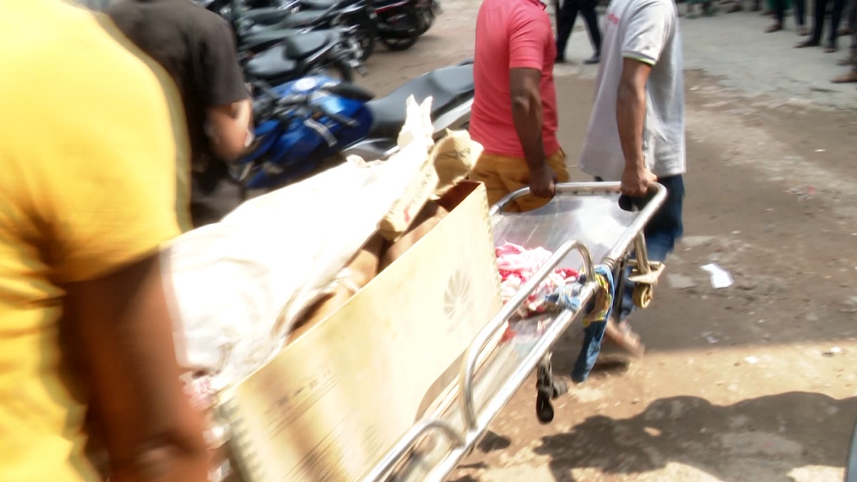 খুলনায় গৃহবধূর বাক্সবন্দি মাথা বিছিন্ন লাশ উদ্ধার, পলাতক স্বামী-স্ত্রী