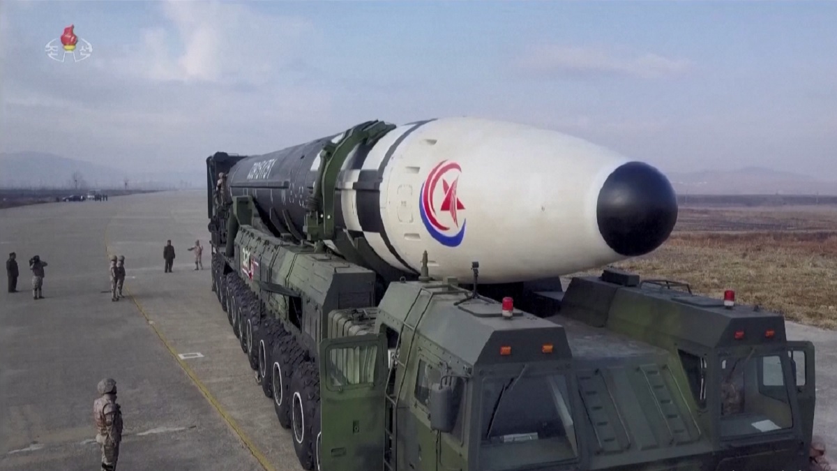 কোরীয় উপদ্বীপে উত্তেজনা, পরমাণু অস্ত্র ব্যবহারের হুঁশিয়ারি কিম জং উনের