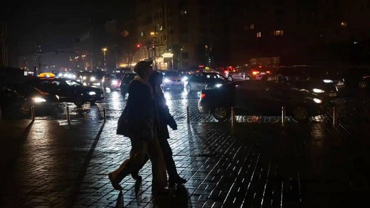 সংকটে কিয়েভ: পানি সরবরাহ স্বাভাবিক হলেও বিদ্যুতের পুনঃসংযোগ দেয়া যায়নি