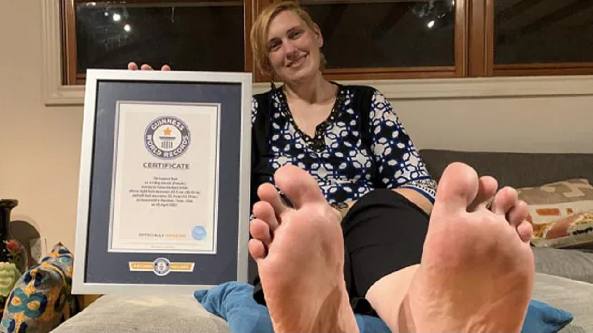 বিশ্বের সবচেয়ে লম্বা পায়ের অধিকারী যে নারী