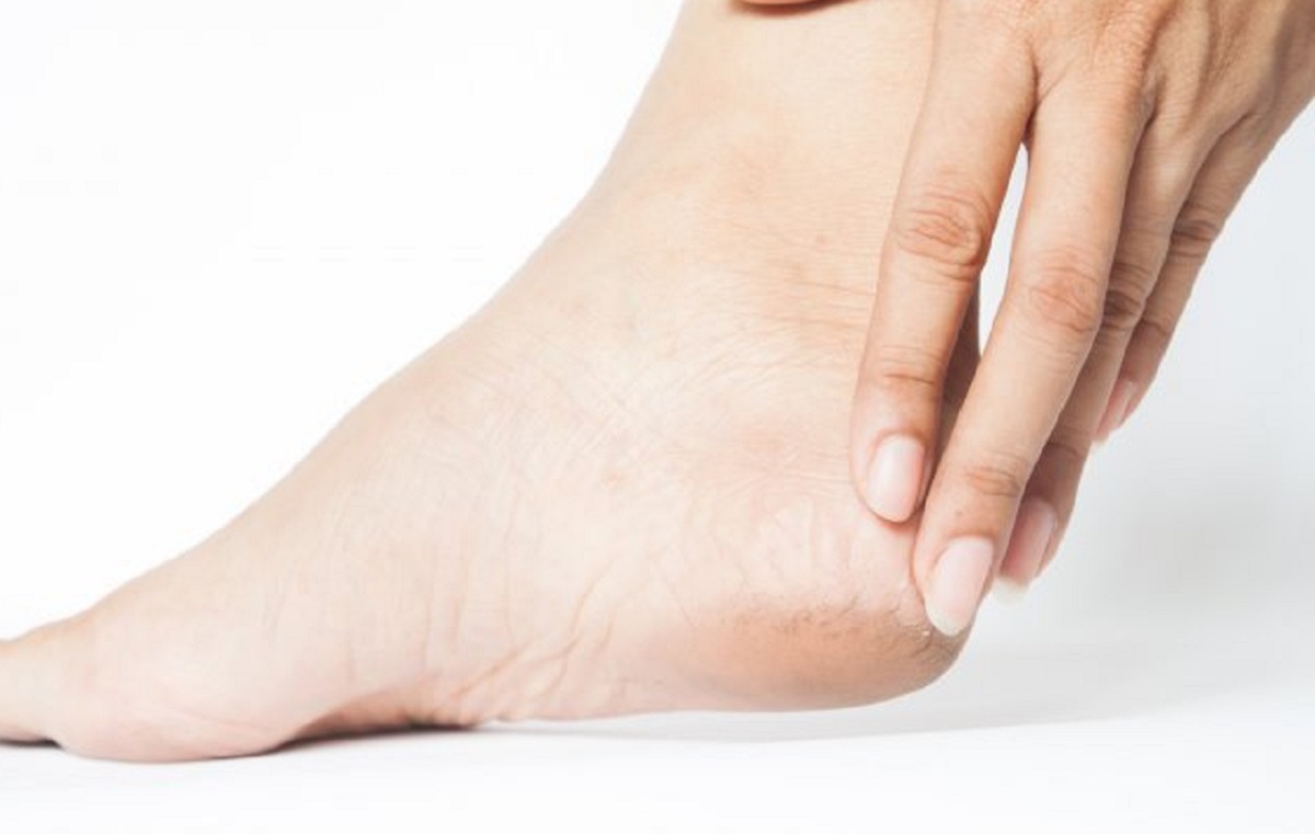 শীত আসার আগেই পা ফাটছে? ঘরোয়া উপায়ে মসৃণ করুন গোড়ালি