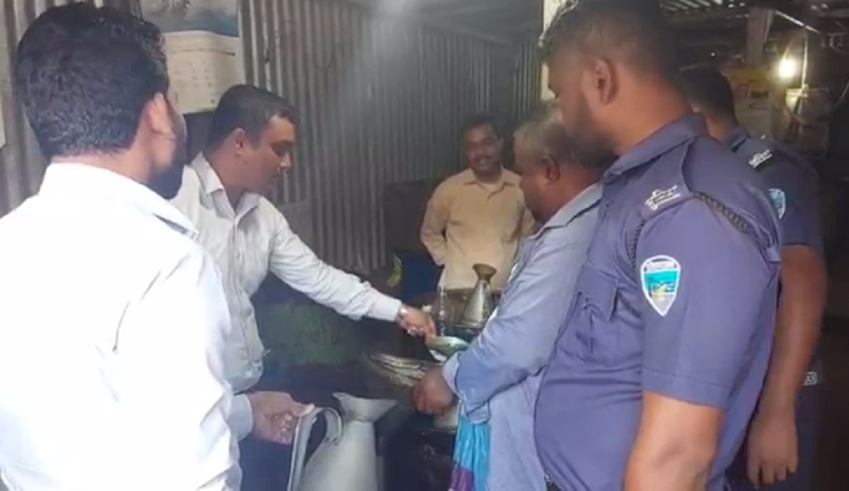 লক্ষ্মীপুরে জ্বালানি তেল পরিমাণে কম দেয়ায় ২ ব্যবসায়ীকে জরিমানা