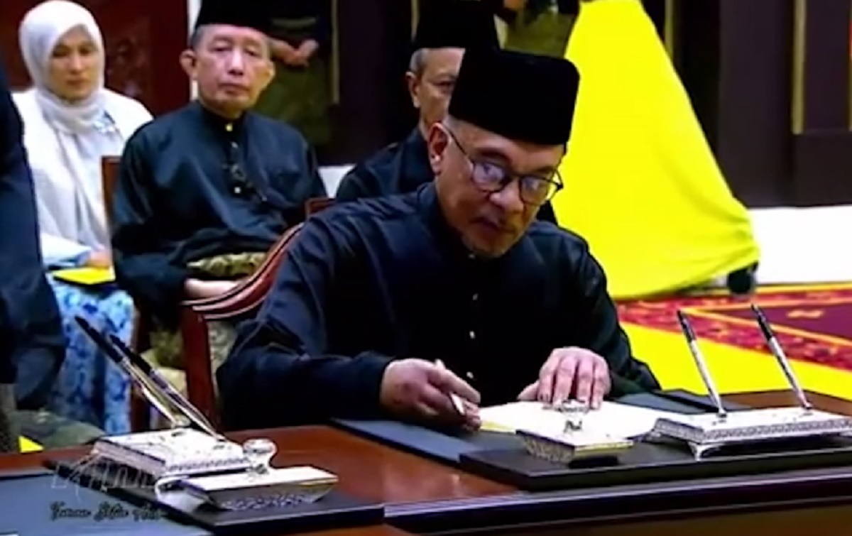 মালয়েশিয়ার প্রধানমন্ত্রী হিসেবে শপথ নিলেন আনোয়ার ইব্রাহিম