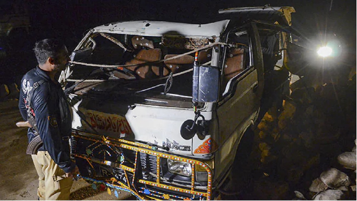 পাকিস্তানের সিন্ধু প্রদেশে মিনিবাস খাদে পড়ে ১১ শিশুসহ নিহত ২০