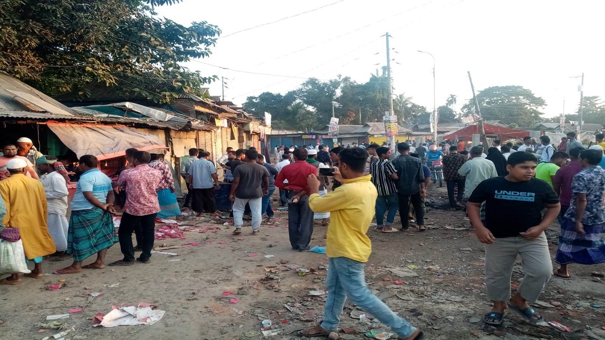 অটোরিকশার ভাড়া ও টোল আদায় নিয়ে দুই পক্ষের সংঘর্ষ, পুলিশসহ আহত ৫১