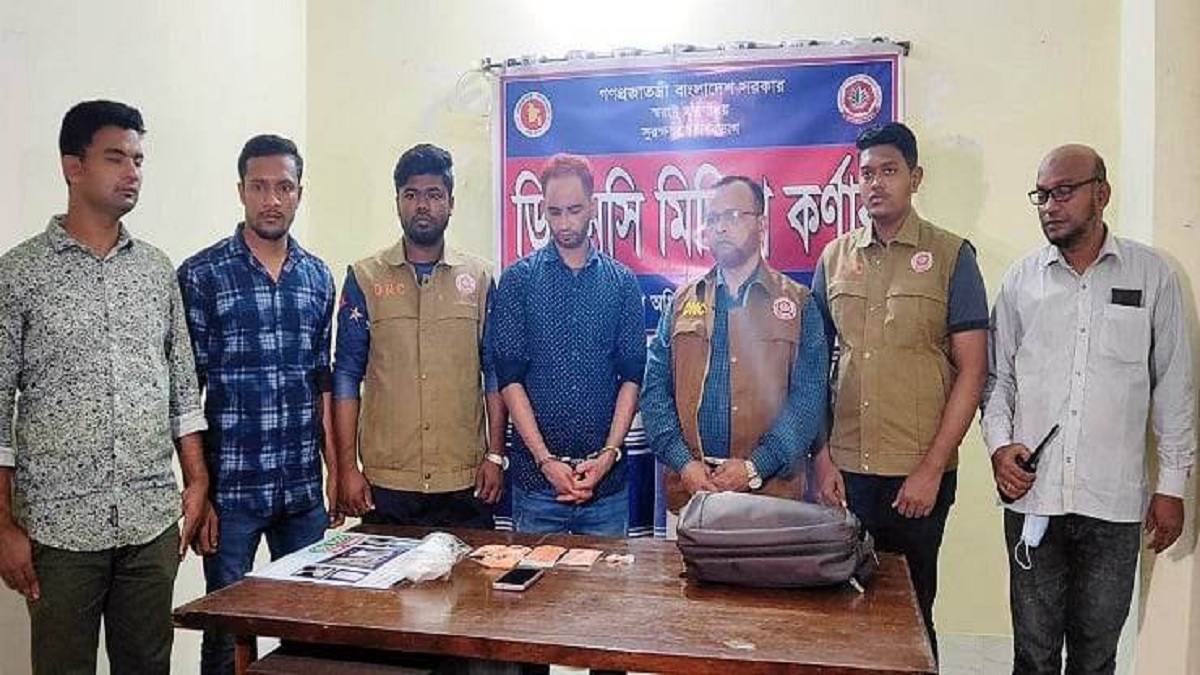 নোয়াখালীতে মাদক কারবারির পেটে মিললো ১৩০০ পিস ইয়াবা