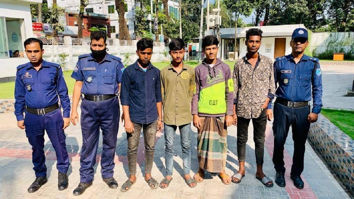 পায়ের সামনে থুতু ফেলায় যুবককে হত্যা, গ্রেফতার ৪