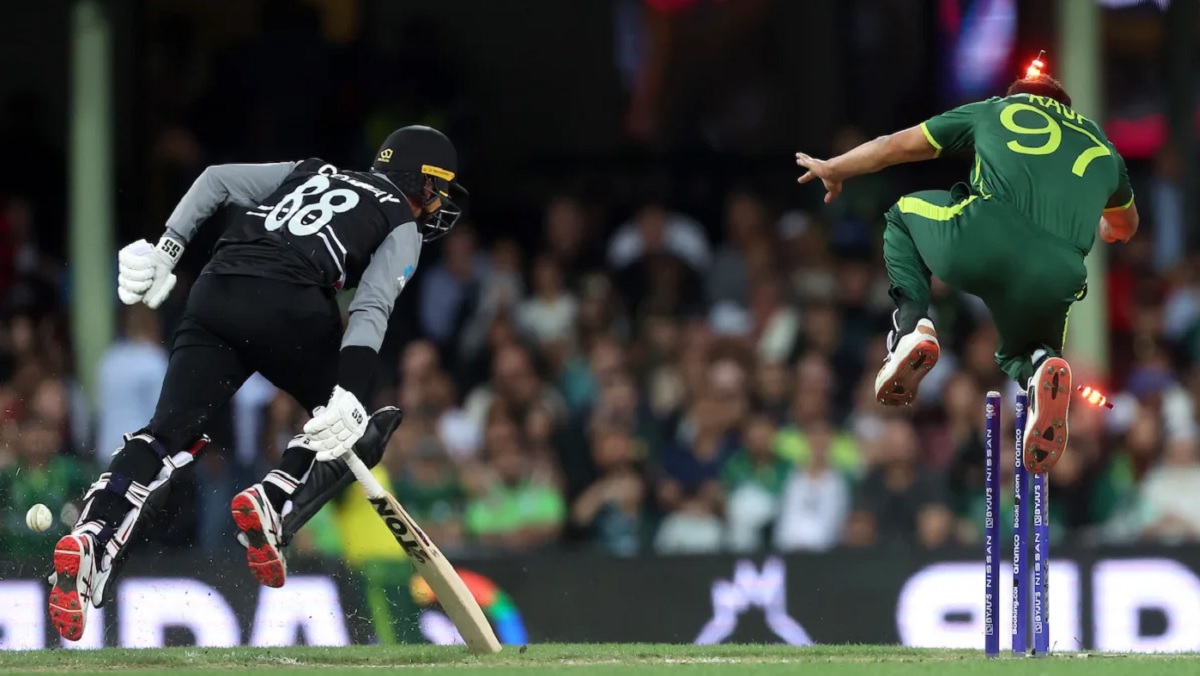 মারকুটে তিন ব্যাটার হারিয়ে বিপাকে নিউজিল্যান্ড