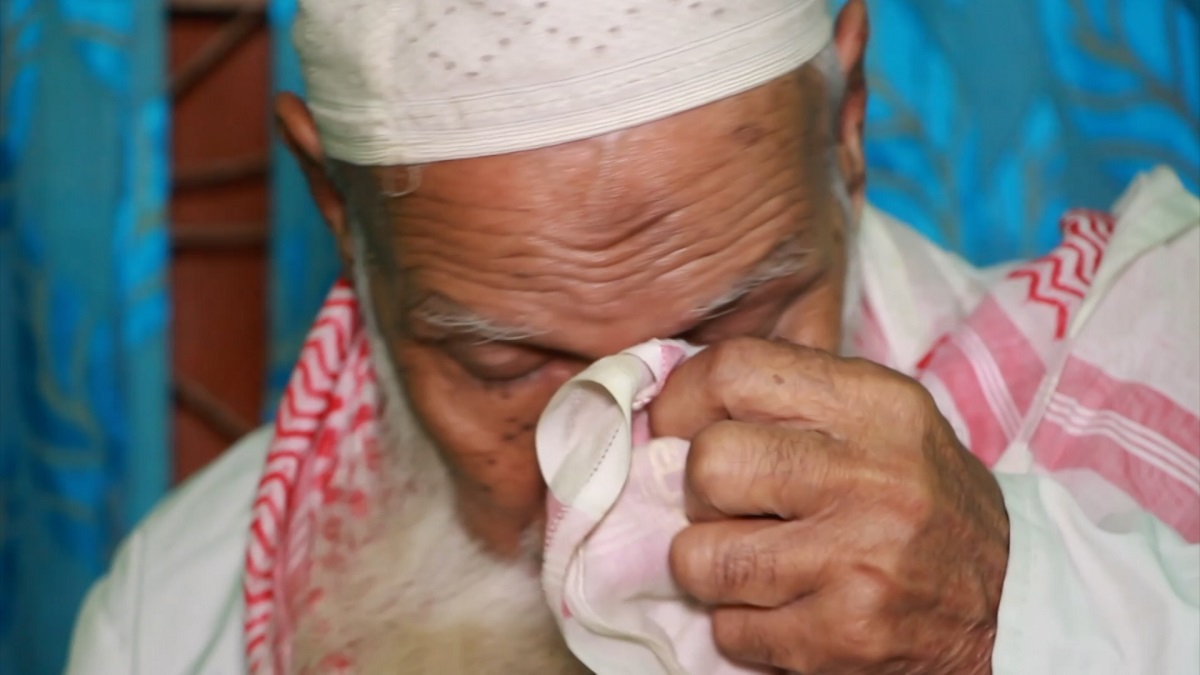 পাবনায় সম্পত্তির লোভে বাবাকে ‘পাগল’ দেখিয়ে হাসপাতালে ভর্তি