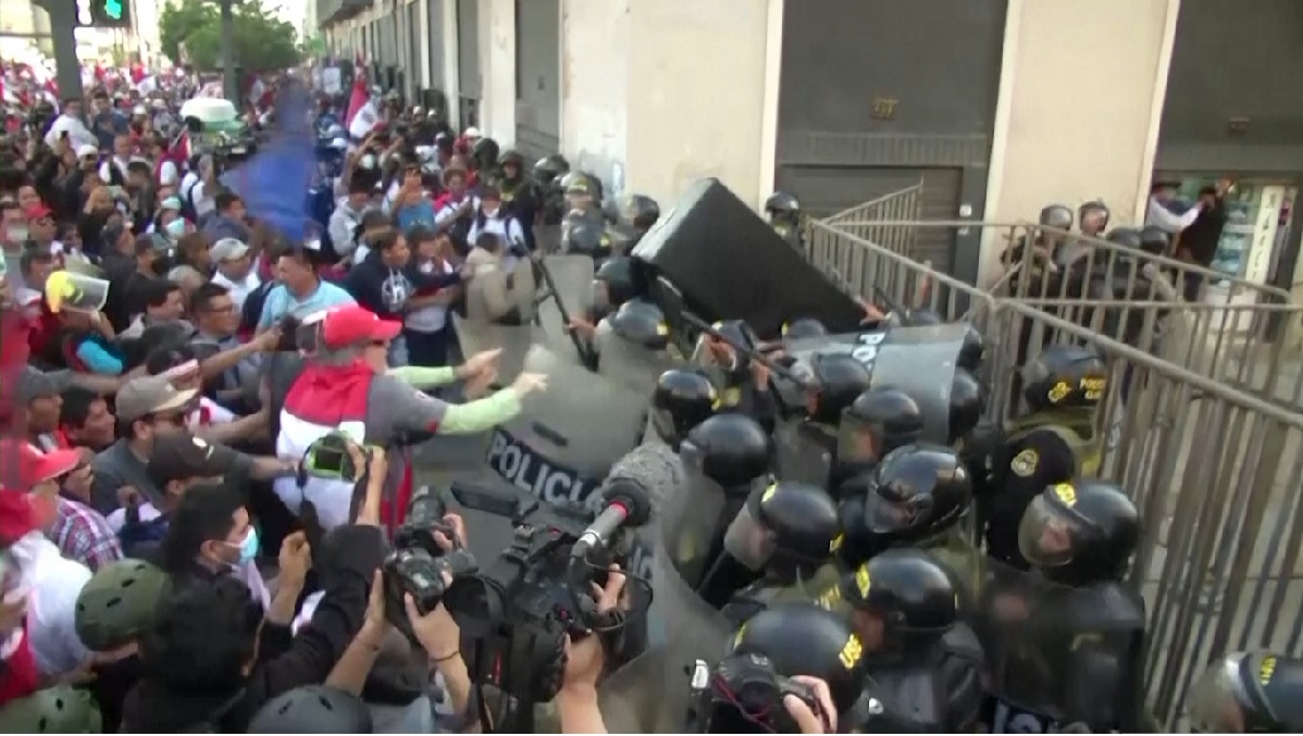 সরকার বিরোধী বিক্ষোভে উত্তাল পেরু