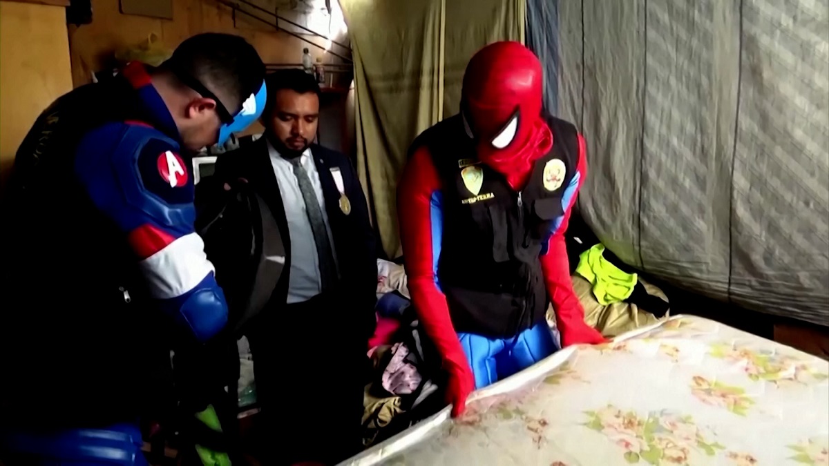 পেরুতে পুলিশ সদস্যদের সুপার হিরো সাজিয়ে মাদকবিরোধী অপারেশন, মিলেছে সাফল্য