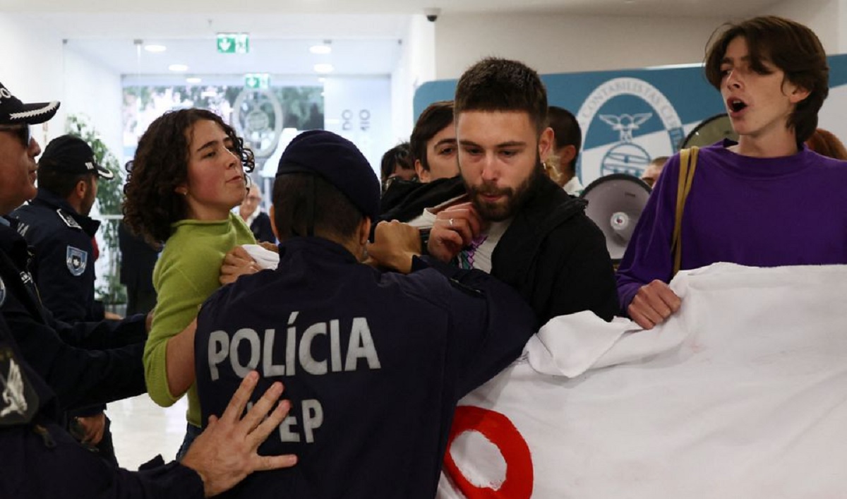 ক্ষুব্ধ জনতা থেকে বাঁচতে পেছনের দরজা দিয়ে পালালেন পর্তুগালের অর্থমন্ত্রী