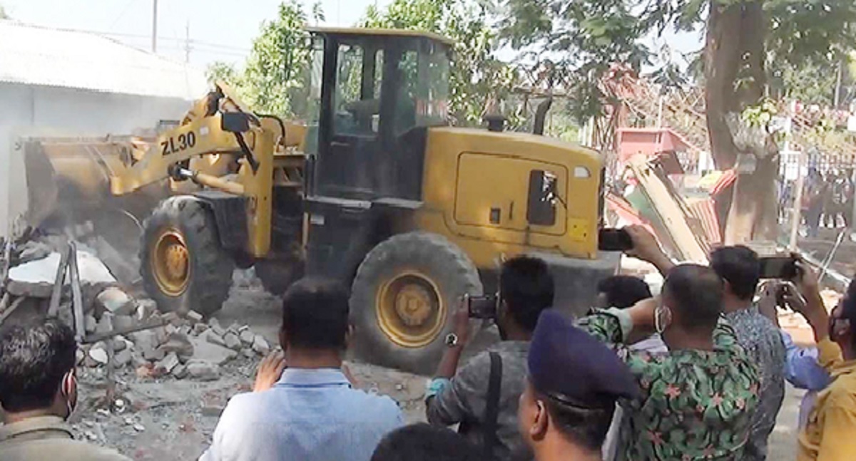 রাজবাড়ীতে রেলের জমি থেকে অবৈধ স্থাপনা উচ্ছেদ