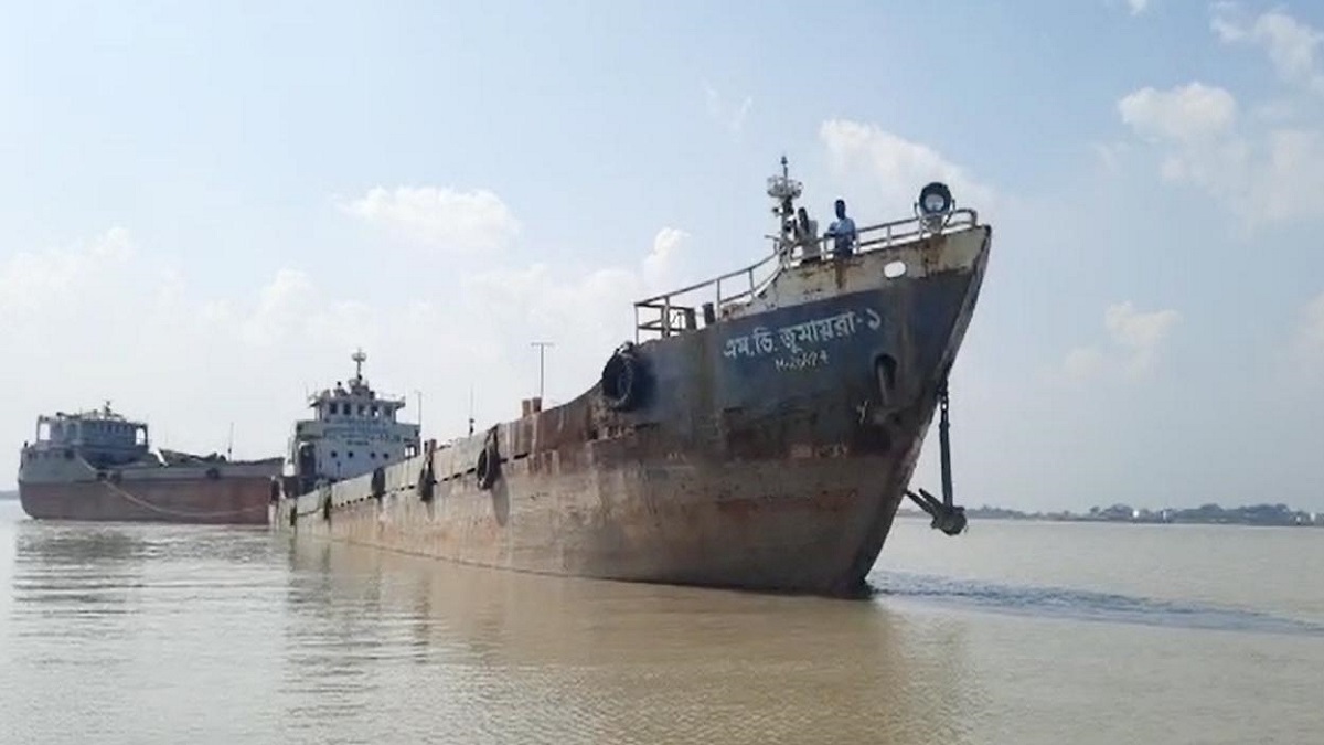 ৮’শ মেট্রিকটন কয়লা নিয়ে ডেক ফেটে পশুর নদীর চরে আটকা পড়েছে কার্গো জাহাজ
