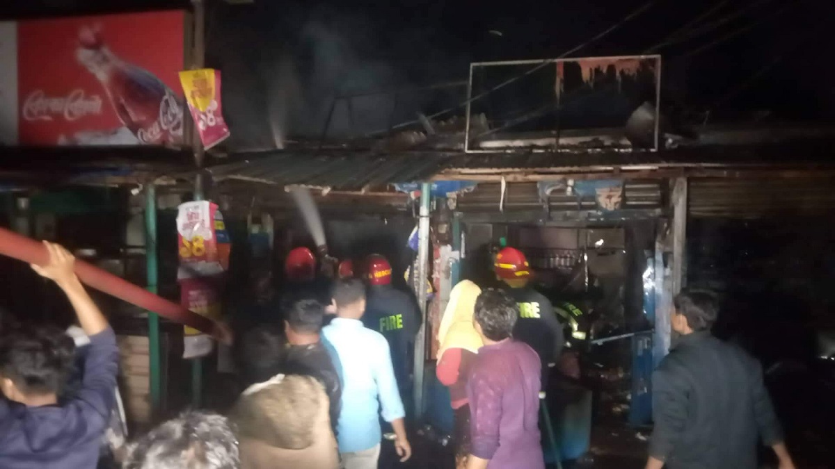 রংপুরে আগুনে পুড়ে ছাই দুই হোটেলসহ ১২ দোকান