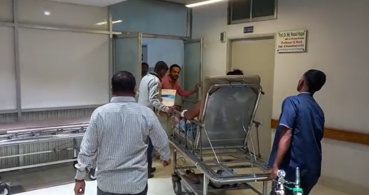 সাভারে এসিল্যান্ডকে ছিনতাইকারীর ছুরিকাঘাত