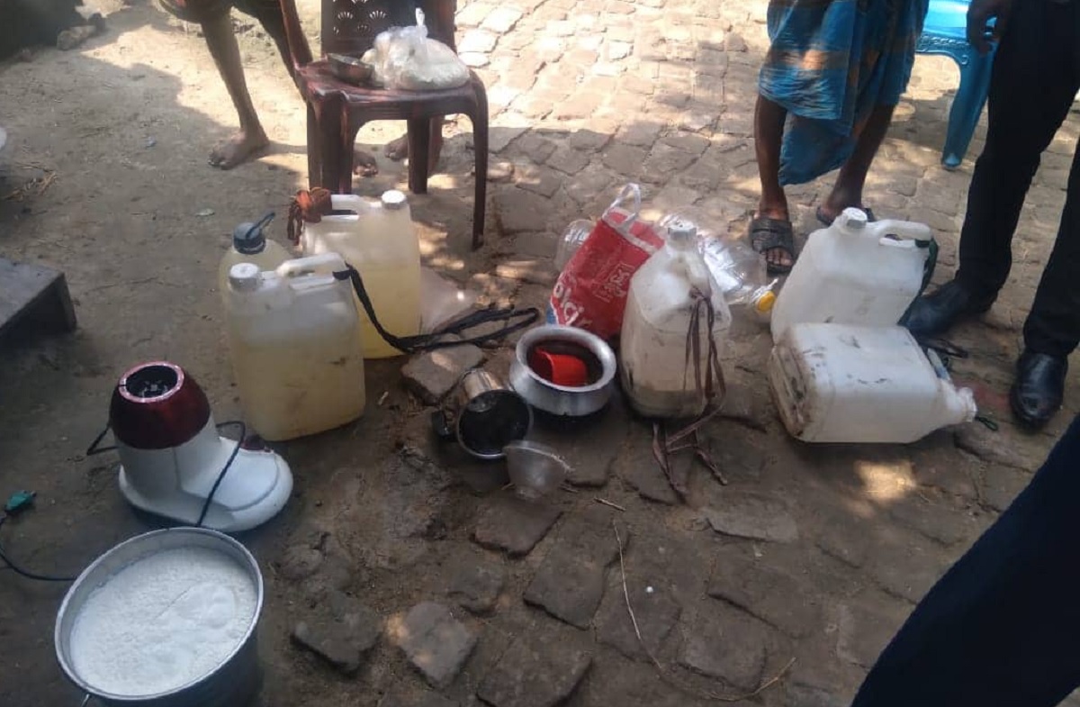 সাতক্ষীরায় বন্ধ হচ্ছে না ভেজাল দুধ তৈরি, ঘোষপাড়ায় চলে ভেজাল কারবার