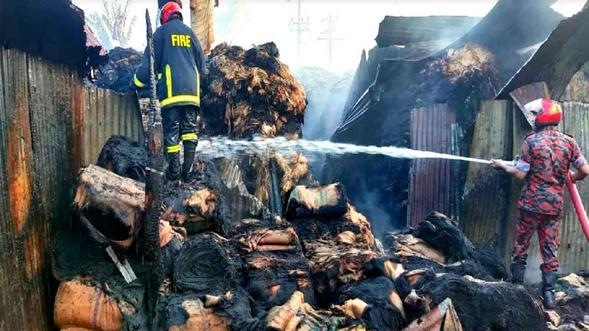 সিরাজগঞ্জে ৬টি পাটের গুদাম পুড়ে ছাই, ১০ কোটি টাকার ক্ষতি