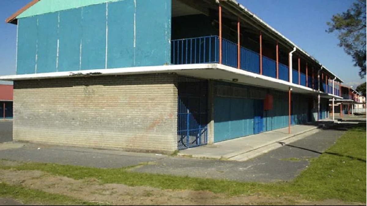 দক্ষিণ আফ্রিকাতে স্কুলে চুরি, সব ইট খুলে নিয়ে গেলো চোরেরা