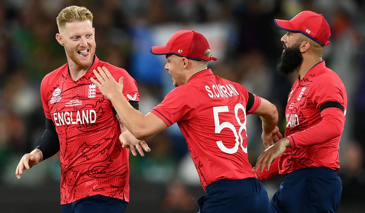 নিয়মিত বিরতিতে উইকেট হারিয়েই রান তুলছে পাকিস্তান