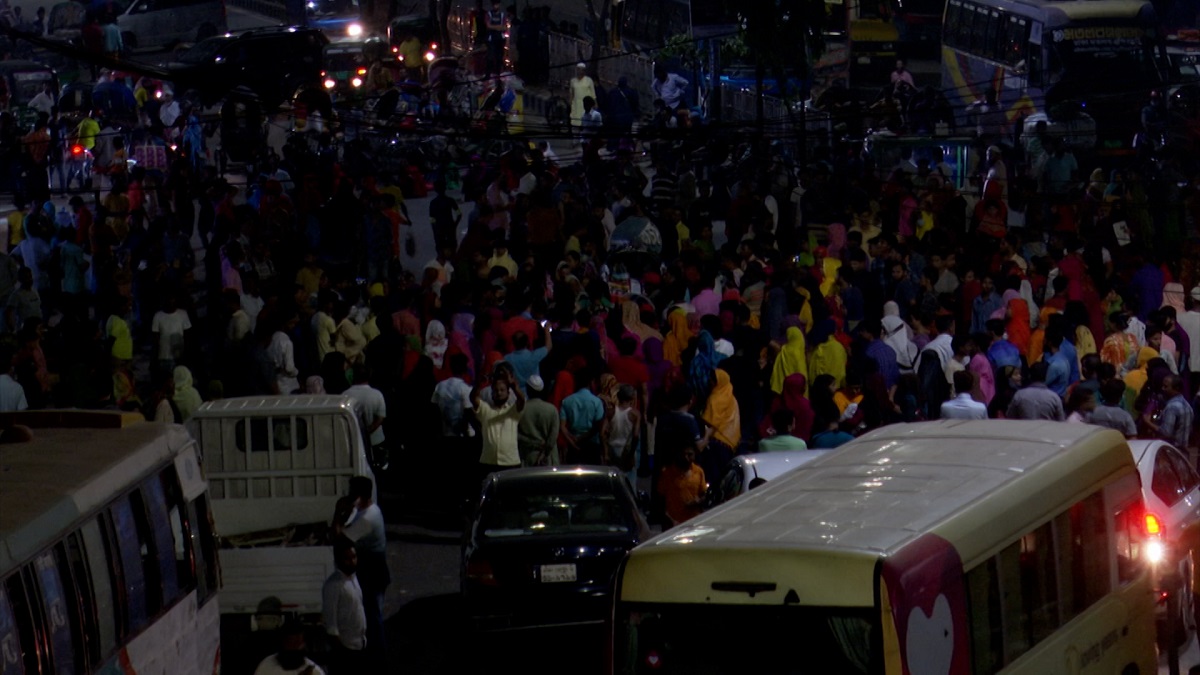 বেতন-ভাতা পরিশোধের আশ্বাসে রাজধানীতে গার্মেন্টসকর্মীদের আন্দোলন প্রত্যাহার
