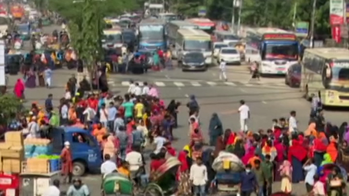 বকেয়া বেতন ও ভাতা পরিশোধের দাবিতে রাজধানীতে গার্মেন্টসকর্মীদের বিক্ষোভ