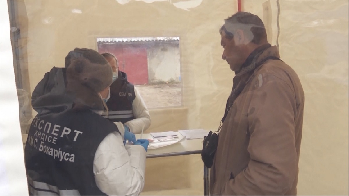 ইউক্রেনের গণকবরে পাওয়া দেহাবশেষের পরিচয় জানতে চলছে ডিএনএ পরীক্ষা