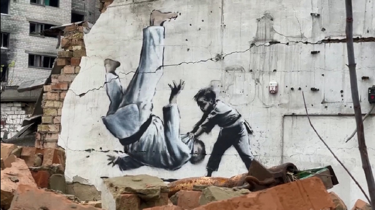 ইউক্রেনে ধ্বংসস্তূপের মাঝেই শোভা পাচ্ছে ব্যাঙ্কসির গ্রাফিতি