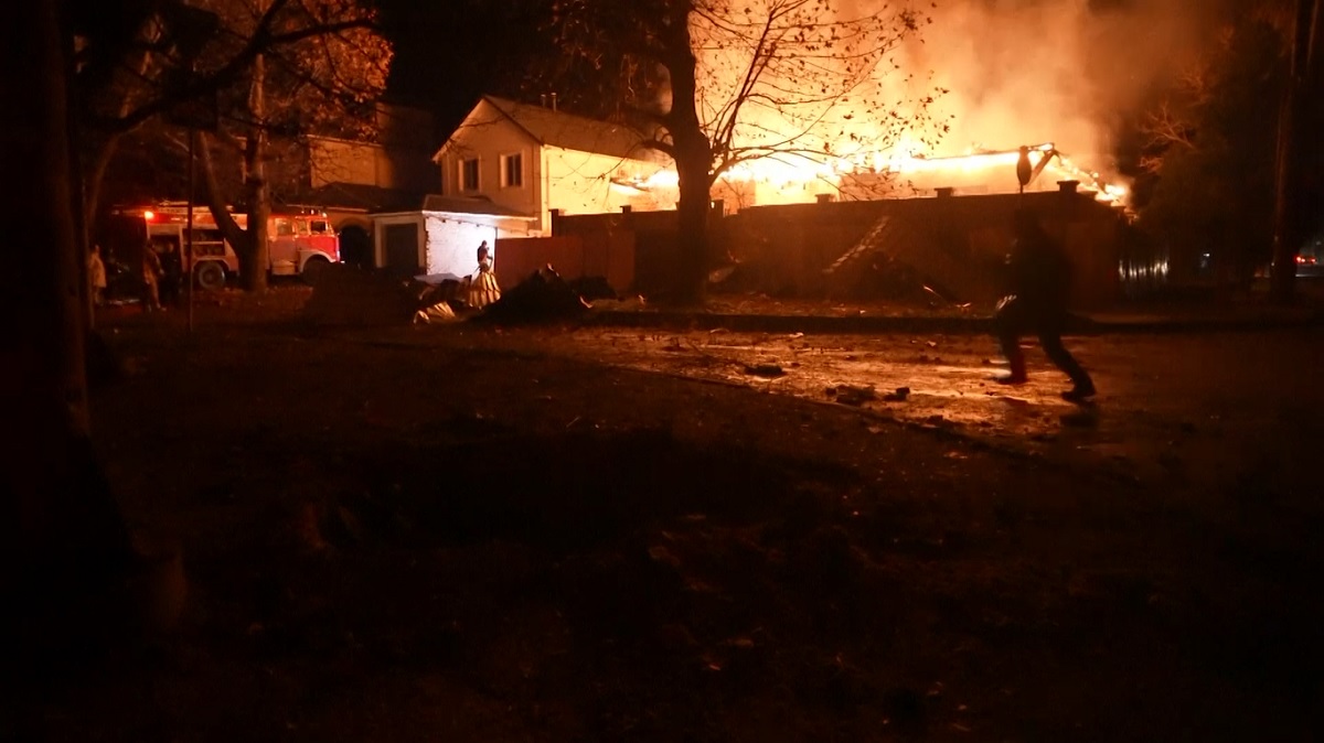 রুশ হামলায় বিপর্যস্ত কিয়েভের বিদ্যুৎ ব্যবস্থা, ৭০ ভাগ অধিবাসী অন্ধকারে