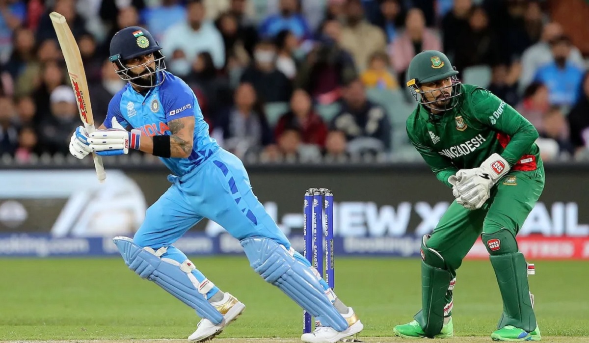 মাঝের ওভারে ৩ উইকেট নেই ভারতের, লড়ছেন কোহলি