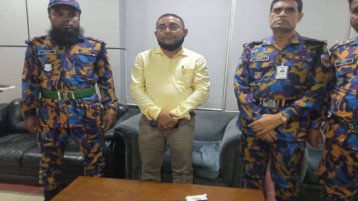 বিমানবন্দরে ইয়াবাসহ ইউপি চেয়ারম্যান আটক