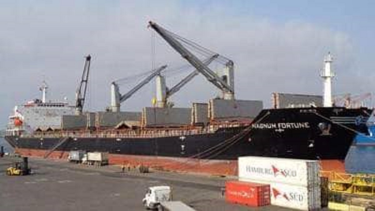 সাড়ে ৫২ হাজার টন গম নিয়ে চট্টগ্রাম বন্দরে এমভি ম্যাগনাম ফরচুন