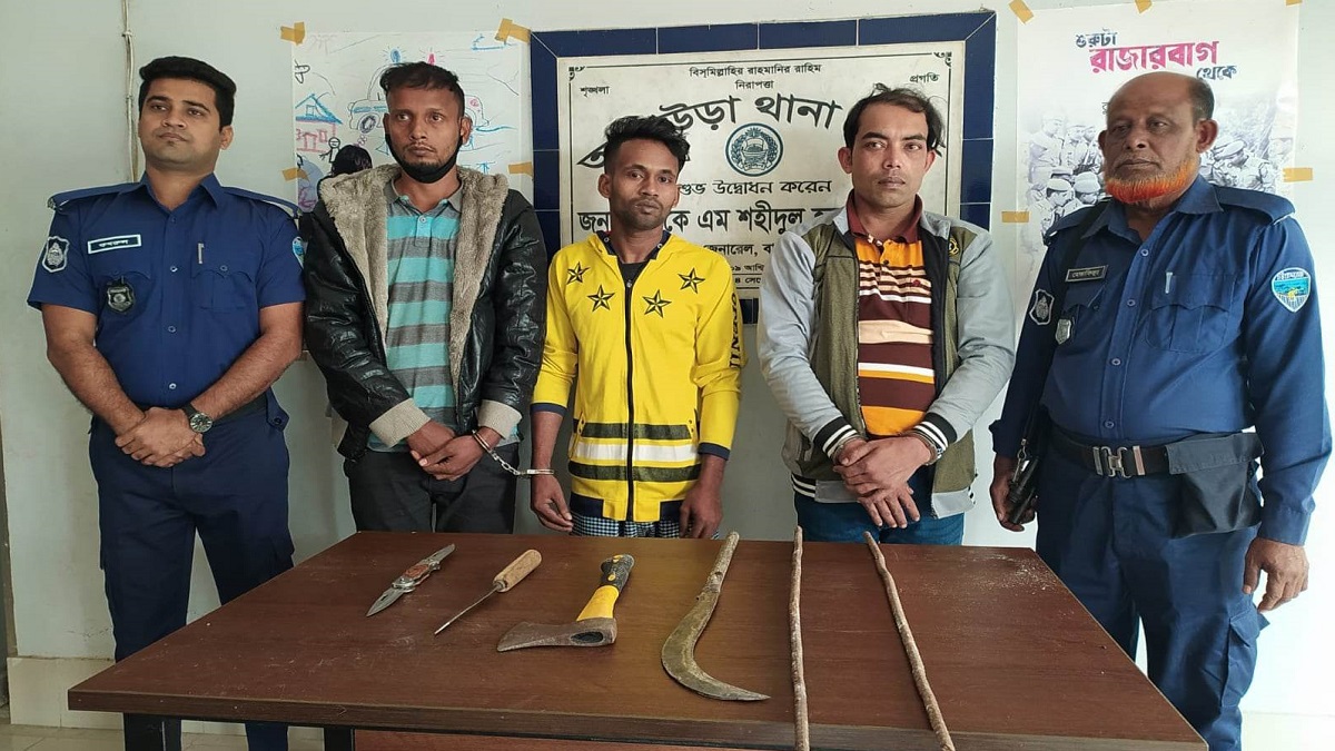 আখাউড়ায় অস্ত্রসহ ৩ ডাকাত গ্রেফতার