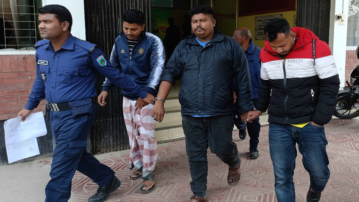 চাঁপাইনবাবগঞ্জে ব্যবসায়ীকে বিবস্ত্র করে আনন্দ মিছিল, গ্রেফতার ৩