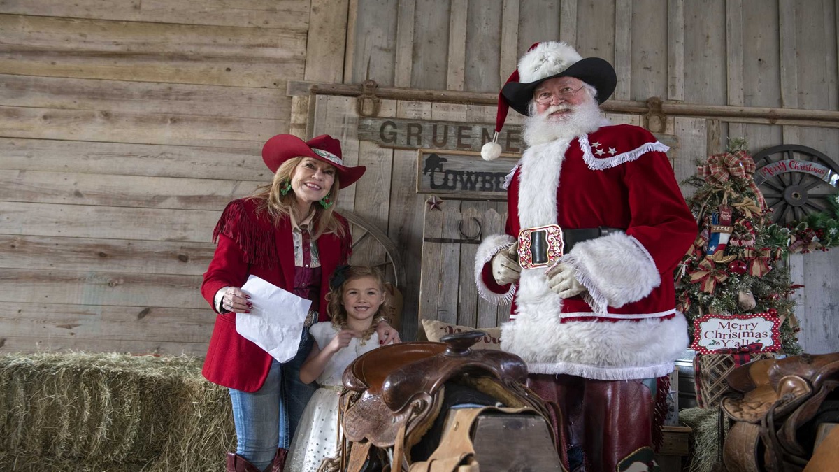 ক্রিসমাস ঘিরে দেশে দেশে চলছে সান্তাক্লজদের ঐতিহ্যবাহী নানা আয়োজন