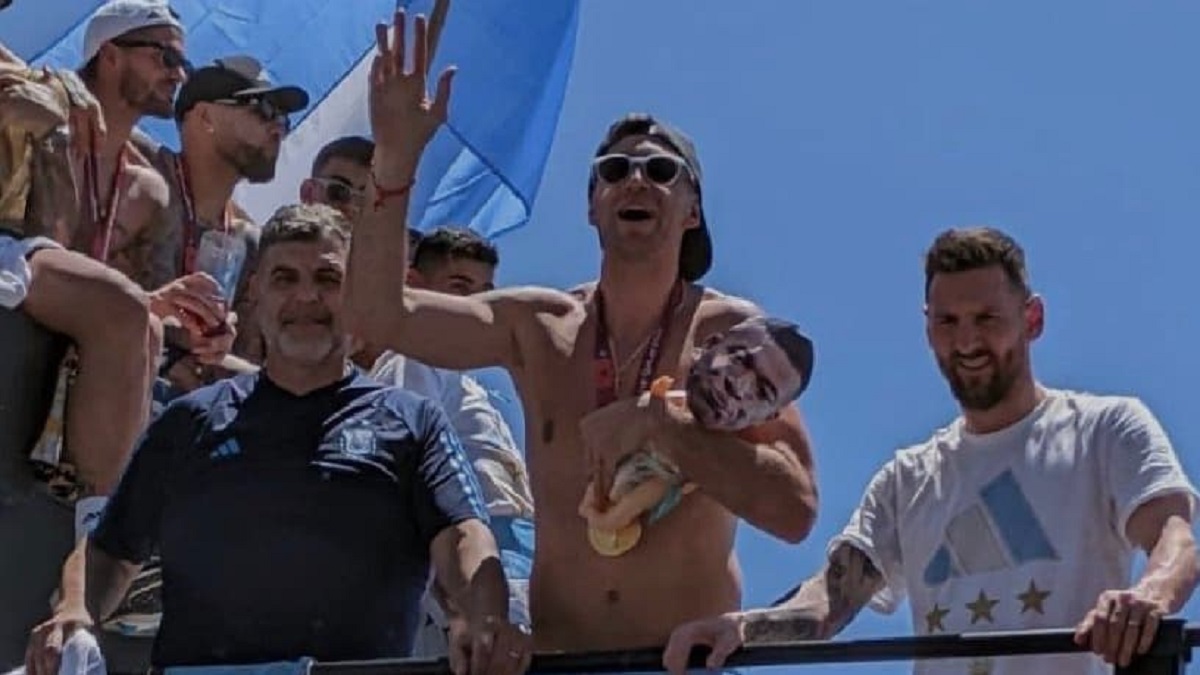 ‘বেবি’ এমবাপ্পেকে কোলে নিয়ে জয় উৎসব করছে মার্টিনেজ