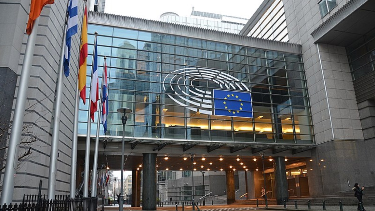 ঘুষ গ্রহণ ও দুর্নীতির দায়ে ইউরোপিয়ান পার্লামেন্ট থেকে ৪ কর্মকর্তা বরখাস্ত