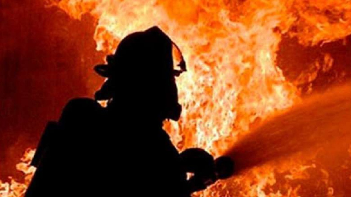 নাজিরাবাজারে জুতার কারখানার আগুন নিয়ন্ত্রণে