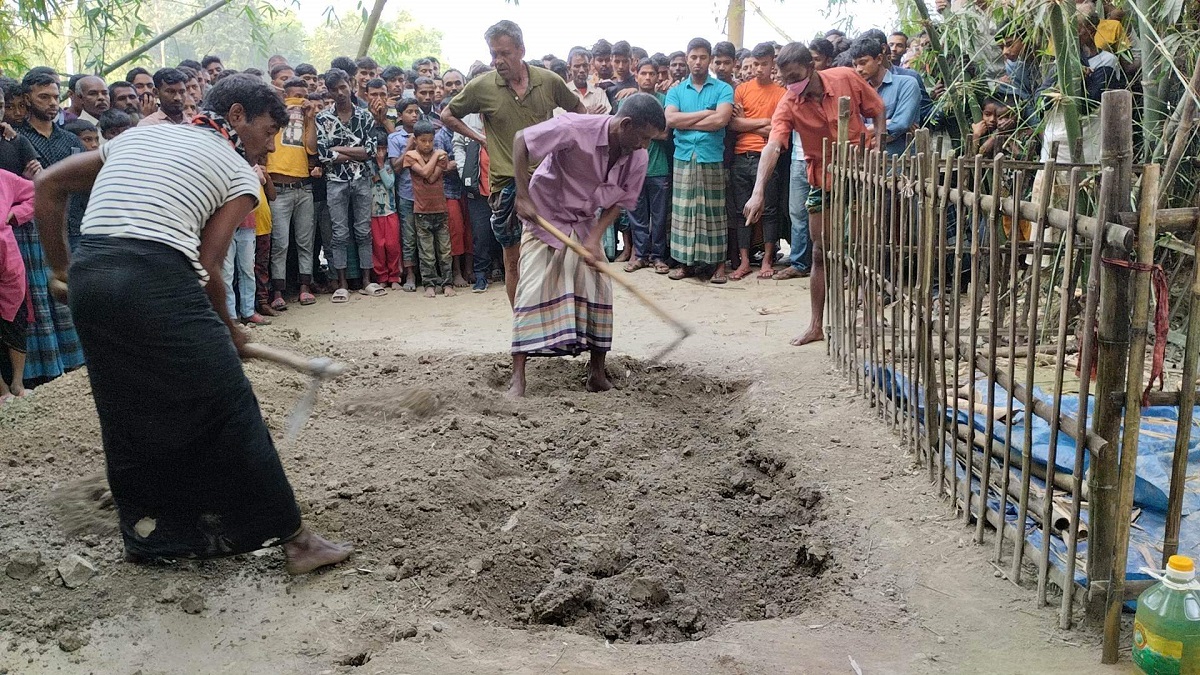 রহস্য উদঘাটনে ২ মাস পর কবর থেকে কৃষকের মরদেহ উত্তোলন