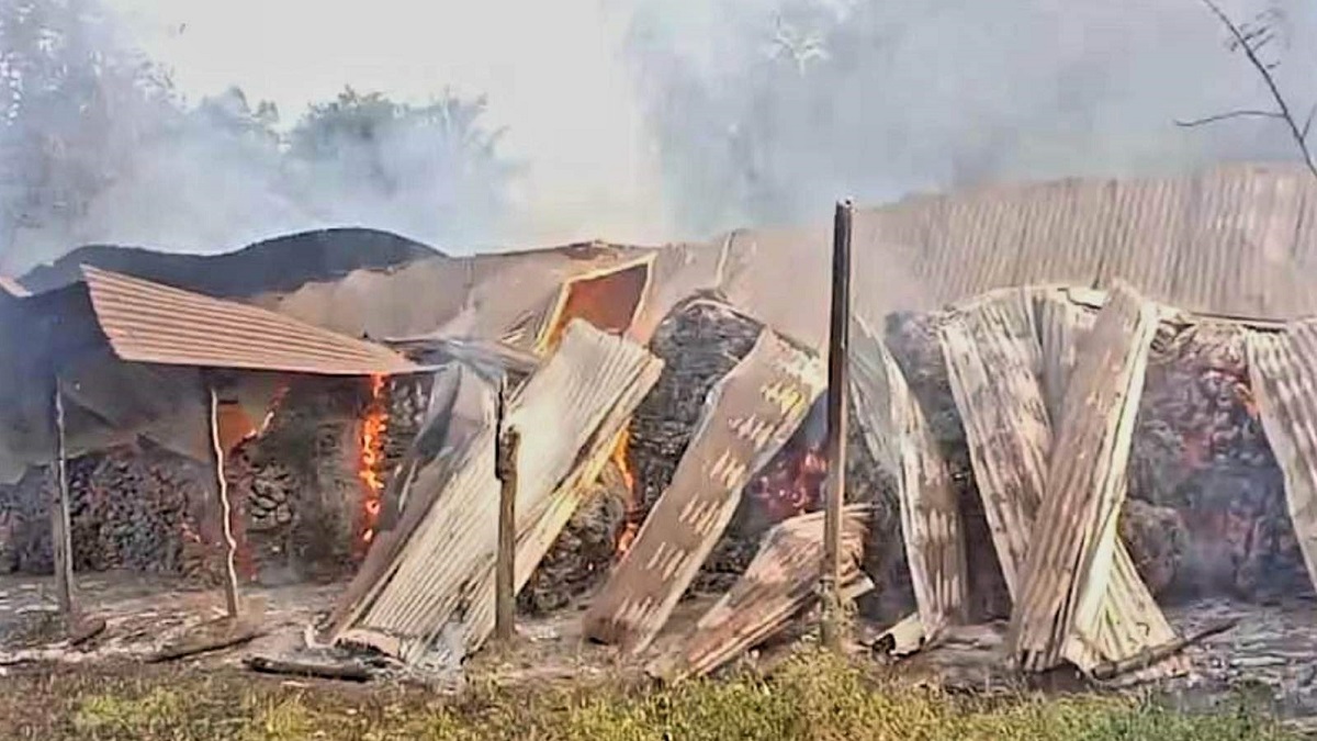গাইবান্ধায় পাটের গুদামে ভয়াবহ আগুন, ব্যাপক ক্ষয়ক্ষতি