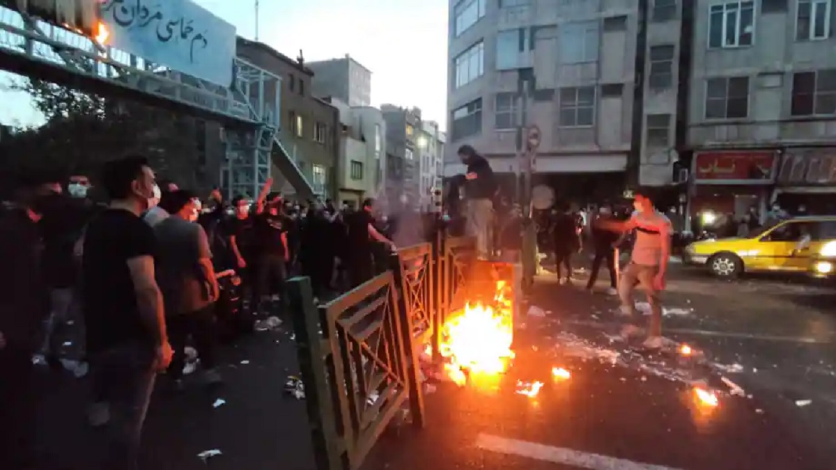 ইরানে নিহত ছাত্রের স্মরণে স্মৃতিস্তম্ভ তৈরিতে নিরাপত্তাবাহিনীর বাধা