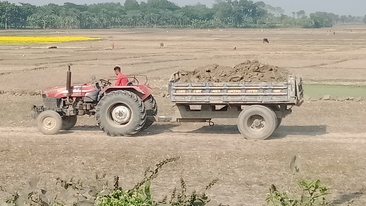 ঝিনাইদহে ফসলি জমির ‘টপ সয়েল’ চলে যাচ্ছে ইটভাটায়, উৎপাদন ব্যাহতের শঙ্কা
