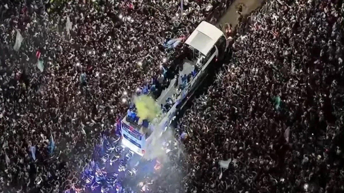 ছাদ খোলা বাসে মেসিদের জমকালো সংবর্ধনা