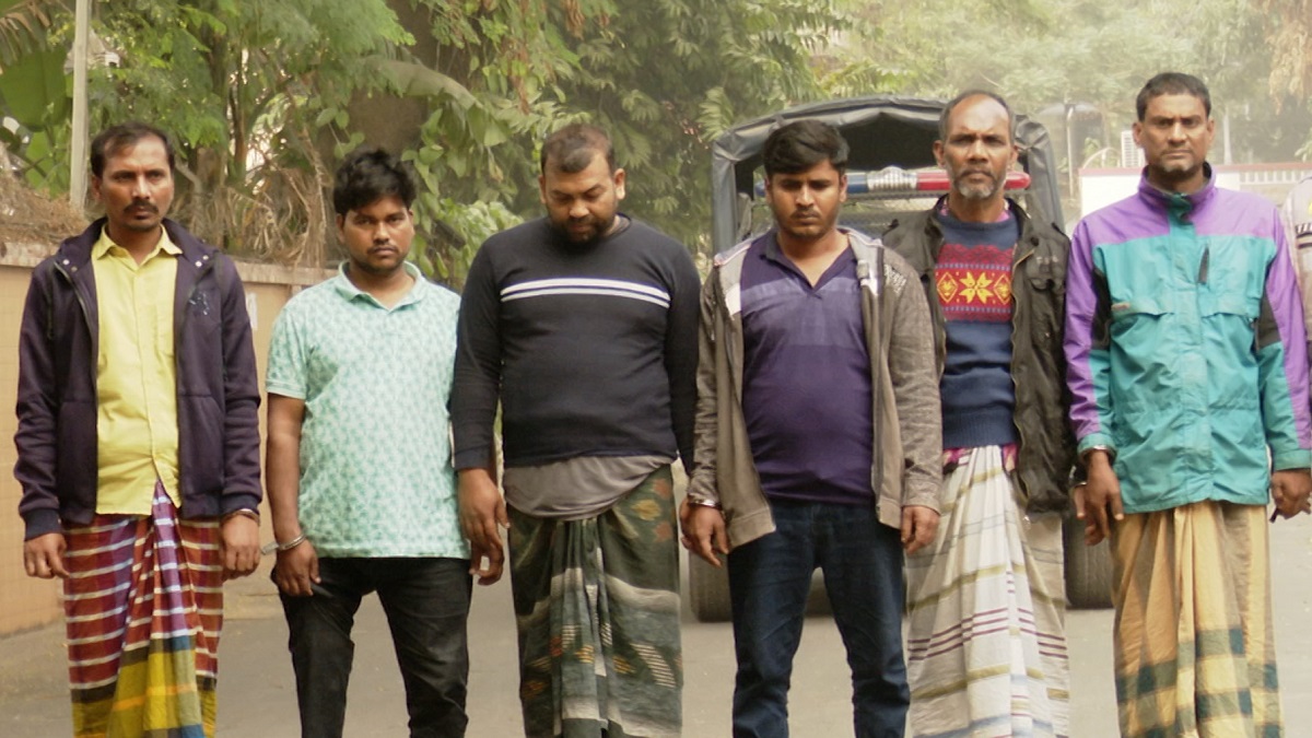 বোমা ফাটিয়ে স্বর্ণের দোকান লুট করা ‘ল্যাংড়া হাসান চক্র’ গ্রেফতার