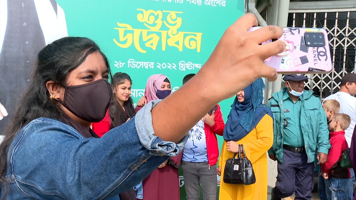 মেট্রোরেল: অধিকাংশ যাত্রীই আসছেন ভ্রমণের স্বাদ নিয়ে ইতিহাসের অংশ হতে
