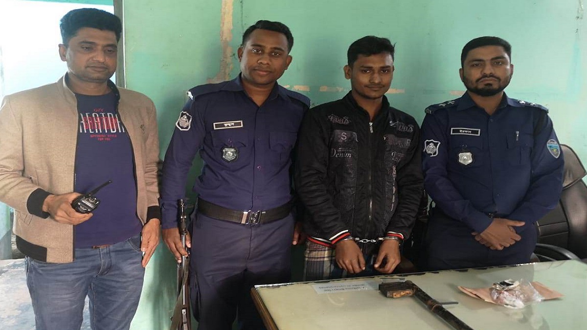 নোয়াখালীর বেগমগঞ্জে অস্ত্র ও ইয়াবাসহ যুবক গ্রেফতার