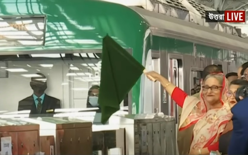 সবুজ পতাকা তুলে মেট্রোরেল চলার সংকেত দিলেন প্রধানমন্ত্রী